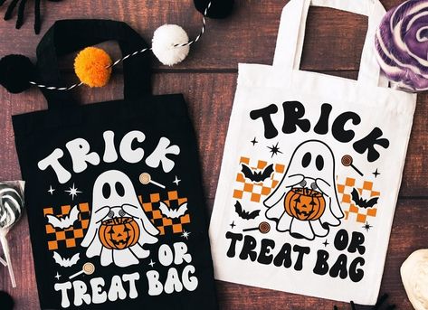 TrIcK oR tReAt bags!!! 🍫🍬🍭 available on canvas bags OR on tees (infant and toddler!) Cricut Funny, Cricket Crafts, Spooky Halloween Treats, Retro Ghost, Ghost Png, Svg Kids, Halloween Bags, Trick Or Treat Bags, Svg Halloween