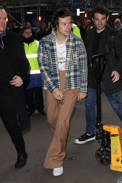 Harry Styles Street Style, Harry Styles Fits, Harry Styles Clothes, Harry Outfits, Harry Styles Outfit, Best Dressed Man, Harry Styles Pictures, Hollywood Star, Harry Edward Styles