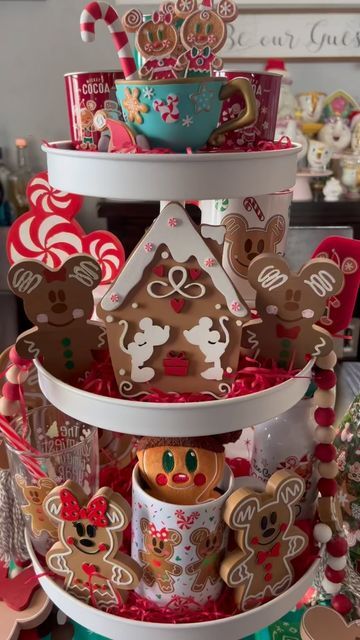 Disney Christmas Table Setting, Christmas Disney Decor, Disney Christmas Decor Ideas, Disney Kitchen Theme, Disney Christmas Decorations Diy, Disney Christmas Decor, Disney Christmas Diy, Disney Gingerbread, Disney Christmas Crafts