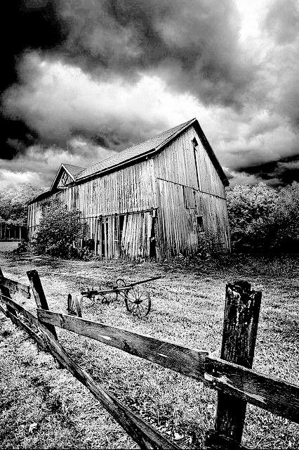 American Barn, Old America, Barn Pictures, Abandoned Mansion, Country Barns, White Landscape, Creation Art, Black And White Landscape, Abandoned Mansions