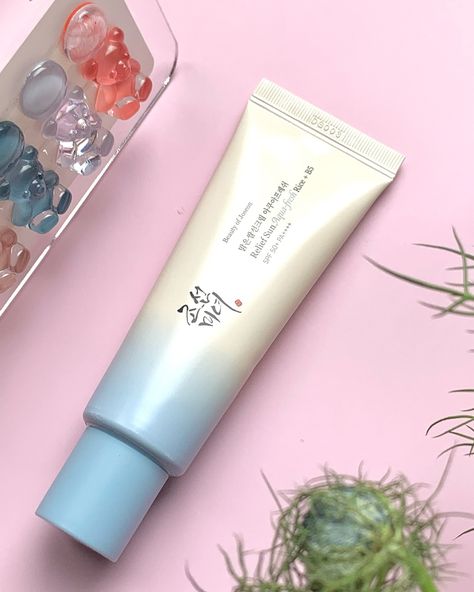 🌞 Does the newly launched Beauty of Joseon Relief Sun Aqua-fresh work perfectly on oily skin? In my opinion, it depends. 😅 Before diving into the details, let’s take a look at the product @beautyofjoseon_official itself. 🌞 What is it? It’s a lightweight, refreshing sunscreen designed to protect your skin from harmful UV rays. It absorbs quickly without leaving any white cast or greasy residue, making it perfect for everyday use! 💧✨ 🌾 Key Ingredients: * Rice Seed Water 🌾: Known for its brig... Beauty Of Joseon Sunscreen, Joseon Sunscreen, Beauty Of Joseon, Hello Kitty Themes, Beauty Pop, Uv Rays, Oily Skin, Sunscreen, Diving