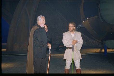 Christopher Lee talks with Ewan McGregor on the set of Attack of the Clones Star Wars Attack Of The Clones, Star Wars Planets, Star Wars Cast, Christopher Lee, Star Wars Facts, Attack Of The Clones, Star Wars Film, Ewan Mcgregor, Star Wars Wallpaper