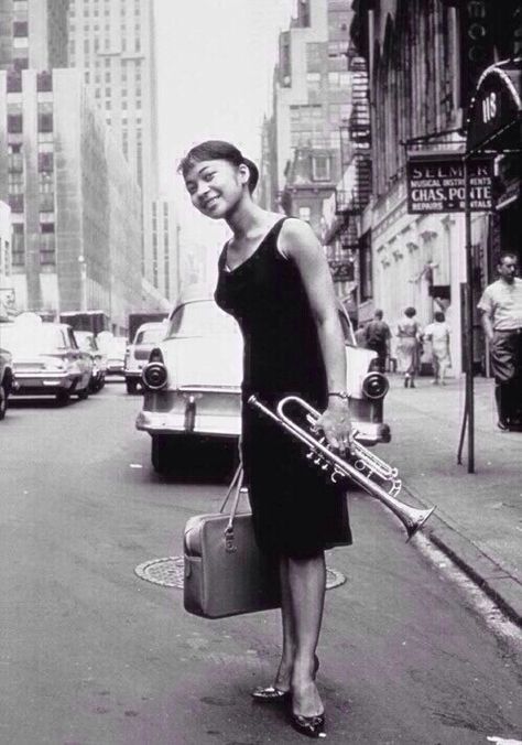 Lorraine Glover, wife of famous hard bop trumpeter Donald Byrd - Imgur Billy Holiday, William Claxton, Arte Jazz, Toro Y Moi, Model Tips, Sofia Loren, Edward Norton, Serge Gainsbourg, Billie Holiday