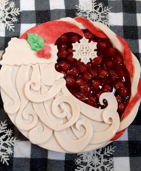 Christmas Pie Crust Designs Simple, Winter Pie Crust Designs, Christmas Pie Decoration, Pie Crust Art Christmas, Decorated Pie Crust, Cherry Pie Crust Designs, Halloween Pie Crust Designs, Fancy Pie Crust Designs, Pretty Pie Crust Designs