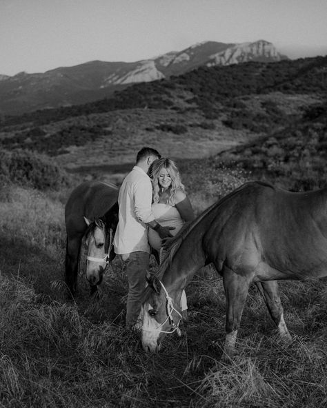 Currently OBSESSED with this maternity shoot. Between this gorgeous couple, the sun showing up, and these horses….it was just all the perfect ingredients. 🤌🏽✨ . . . #maternityphotography #equestrianphotography #maternityshootideas #venturacountyphotographer Horses Maternity Shoot, Maternity Photography Horses, Western Maternity Pictures With Horses, Horse Pregnancy Announcement, Horse Maternity Photoshoot, Maternity Pictures With Horses, Horse Maternity Pictures, Farm Maternity Pictures, Fall Maternity Shoot