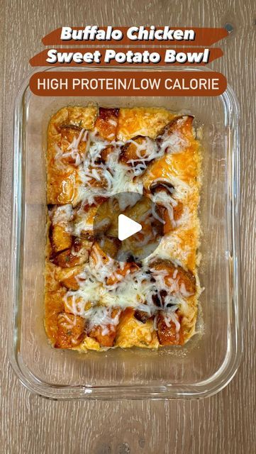 EMMA MONTGOMERY on Instagram: "Buffalo Chicken Sweet Potato Bowl 🔥  You’ll need: 3oz cooked shredded chicken (can also use rotisserie or canned chicken)  80g low fat cottage cheese 2 tbsp Frank’s wing sauce 1 tsp Ranch seasoning  28g skim mozzarella cheese 100g cooked sweet potatoes   How to make: Dice sweet potato into chunks, spray lightly with cooking spray, then salt & pepper. I cook mine in the air fryer on 400 for 12-15 minutes.  Season chicken with salt, pepper & garlic powder then cook. I air fry on 380 for 10-12 min, flipping halfway through. Shred with a fork once cooled.   Add shredded chicken, cottage cheese, buffalo sauce, and ranch seasoning to a meal prep container and mix completely. (If you don’t like the texture of cottage cheese, blend it first, then mix with chicken, b Buffalo Chicken Lunch Prep, Buffalo Chicken Sweet Potato Casserole, Buffalo Chicken Sweet Potato Bowl, Chicken Sweet Potato Bowl, Buffalo Chicken Meal Prep, Healthy High Carb Foods, Buffalo Chicken Sweet Potato, Chicken Cottage Cheese, Healthy 2025