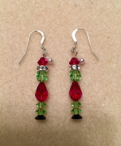 Grinch Earrings Christmas Dangle Earrings, The Grinch Beaded Earrings, Grinch Jewelry Diy, Christmas Earrings Ideas, Diy Grinch Earrings, Christmas Earrings To Make, Halloween Diy Earrings, Grinch Earrings Diy, Christmas Diy Earrings