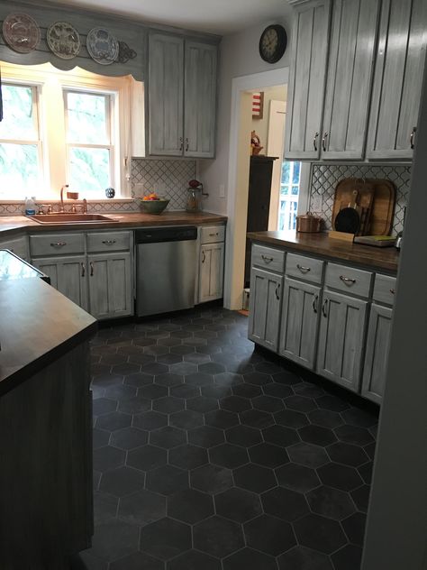 Hexagon Flooring Kitchen, Black Floor Kitchen Ideas Tile, Dark Kitchen Tile Floor, Grey Hexagon Tile Kitchen, Kitchen Hexagon Tile Floor, Black Tile Kitchen Floor, Dark Tile Kitchen Floors, Honeycomb Tiles Kitchen, Hex Tiles Kitchen