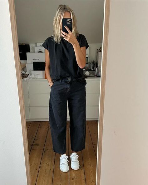 Jeans Black T Shirt Outfit, Jeans With Black Shirt Outfit, Mum Mode And Surgery, Black T Shirt Outfit Casual, Black Jeans Outfit Summer Casual, Oversized Black Shirt Outfit, Cool Mum Outfit, School Run Outfit Mum, T Shirt Jeans Outfit