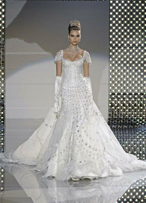 Inspired by Givenchy 1963 made for Audrey Hepburn in 'My fair lady' Queen Bride Dress, Wedding Dress With Diamonds, Wedding Dress Queen, Chain Wedding Dress, Zuhair Murad Wedding, Runway Wedding Dress, Chanel Wedding Dress, Coronation Gown, Queen Wedding Dress