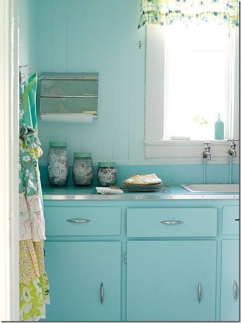 More turquoise. Aqua Kitchen, Trendy Kitchen Colors, 1950s Decor, Turquoise Kitchen, Cottage Kitchens, Blue Cabinets, Plywood Furniture, Blue Kitchens, Painting Kitchen Cabinets