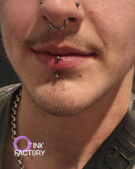 Vertical Labret Piercing Men, Alt Guys, Next Piercing, Vertical Labret Piercing, Vertical Labret, New Piercing, It Book, Cool Piercings, Labret Piercing