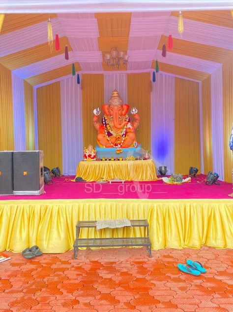 Ganpati Decoration Images, Ganpati Mandap Decoration, Ganpati Mandap, Mandapam Decoration, Flower Wall Decor Diy, Stage Decoration Photos, Ganesh Decoration, Engagement Stage Decoration, Ganesh Chaturthi Decoration