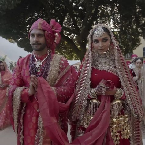 Manifesting a love like this 🥹♥️ These stills from @deepikapadukone & @ranveersingh’s wedding trailer have us swooning… | Instagram Deepika Padukone Wedding, Deepika Padukone And Ranveer Singh, Deepika Ranveer, Married In Italy, Wedding Trailer, Koffee With Karan, Wedding Stills, Getting Married In Italy, Indian Wedding Photos