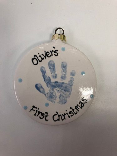 Baby Foot Ornament Diy, Baby Feet Art Projects, Baby Bauble Ideas, Baby Hand Ornament, Baby Foot Print Christmas Crafts, Baby Ceramic Painting Ideas, Baby Christmas Pottery Ideas, Baby Footprint Plate, Hand Print Pottery Ideas