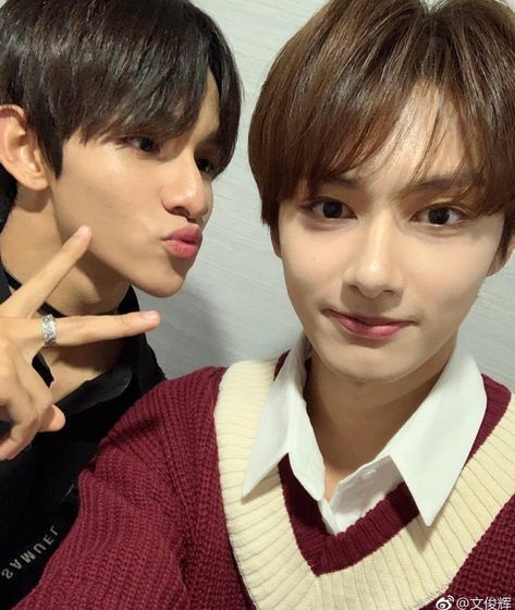 Kim with his brother ‘SVTEN’ Seventeen Samuel, Kpop People, Jun Svt, Zhou Zhennan, Bahasa Jepun, Kim Samuel, Seventeen Junhui, Wen Junhui, Solo Photo