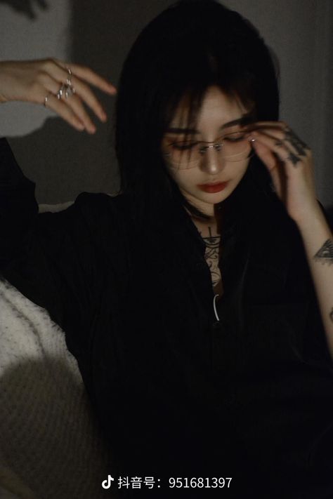 Tomboy Ulzzang, Ulzzang Tomboy, Tomboy Aesthetic, Dark Girl, Masc Women, Dark Feminine Aesthetic, Tomboy Outfits, Aesthetic People, Couples Poses For Pictures