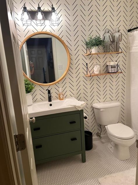 Small Powder Bathroom Ideas, Powder Bathroom Ideas, Bathroom Wallpaper Ideas, Half Bath Remodel, Half Bathroom Decor, Bathroom Accent Wall, Hall Bathroom, Half Bathroom, Trendy Bathroom