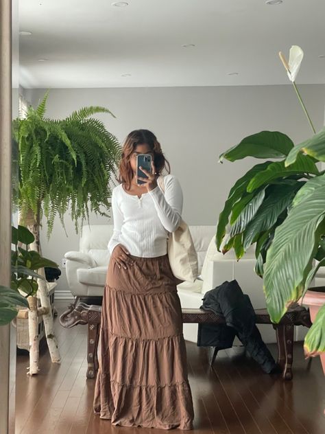 Vintage Flowy Skirt, Brown Tiered Skirt Outfit, Long Sleeve Maxi Skirt Outfit, Tan Long Skirt Outfit, Long Brown Skirt Outfit Ideas, Brown Long Skirt Outfit, Bloquette Core Outfit, Long Brown Skirt Outfit, Brown Maxi Skirt Outfit