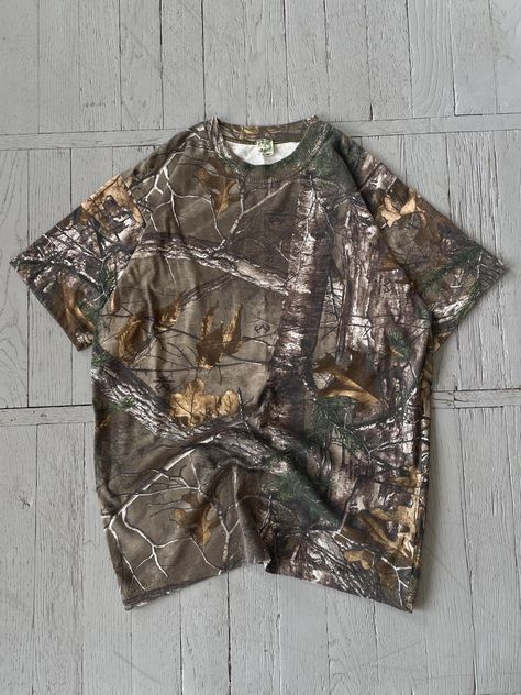 FOLLOW MY SHOP TO CHECK DAILY UPDATES & PRICE DROPS Vintage Men's Realtree Tee Shirt Brown Camo Short sleeved heavyweight cotton crew neck t-shirt. All over camo print. Regular fit Size L P2P - 20.5'' Length - 29'' Shirt is in very good pre-owned condition and has minor flaw. Please check pictures for more information on the product Shipping options: - standard shipping in 7-15 days - priority in 3-5 business days (price will be more)   Check out my other items & follow - new arrivals every week! If you have any questions regarding the item, shipping - feel free to contact any time. All items are genuine. Customer satisfaction is our priority! Camo T Shirt, Camo Shirt, Camo Tee, Camo Shirts, Camo Shorts, Camo Print, Western Outfits, Crew Neck Tee, Vintage Men