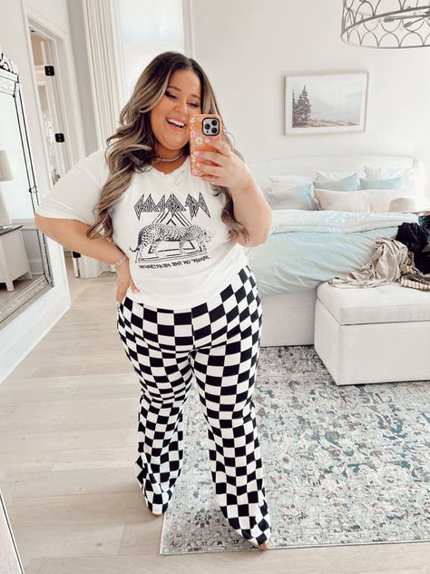 These pants though 😍😍 #plussizefashion #plussizeclothing #plussizeoutfits #plussizejeans Plus Size Checkered Pants Outfit, Black And White Checkered Pants Outfit, Checkered Pants Outfit, Checkered Outfit, Healing Symbols, Beautiful Closets, Checkered Pants, Plus Size Black, Plus Size Jeans