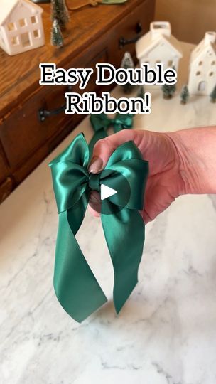 Facebook Ribbon Tutorial, Ribbon Wrapping, Christmas Bows Diy, Gift Wrapping Techniques, Gift Wrapping Inspiration, Gifts Wrapping Diy, Diy Bows, Gift Wrapping Bows, Creative Gift Wrapping