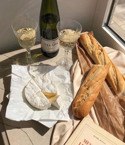 Bread And Wine, New Year Look, Cheese And Wine, French Aesthetic, Bread Cheese, Parisian Aesthetic, France Aesthetic, French Lifestyle, Wine Cheese