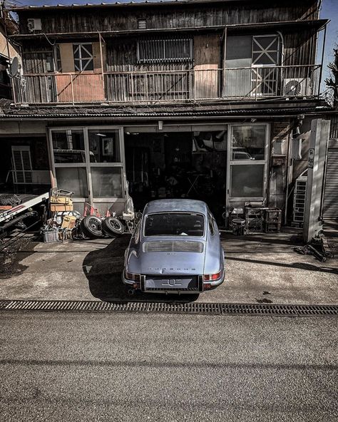 Old Car Garage, Old Porsche, Old Workshop, Porsche Singer, Auto Garage, 60s Cars, Car Workshop, Tropical Weather, Car Wallpaper