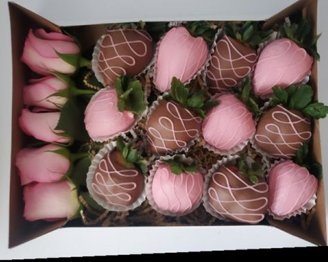 Brown And Pink Strawberries, Sweets Business, Strawberry Ideas, Treat Business, Strawberry Beds, Mothers Day Chocolates, Pink Strawberries, Strawberry Decor, Mothers Day Desserts