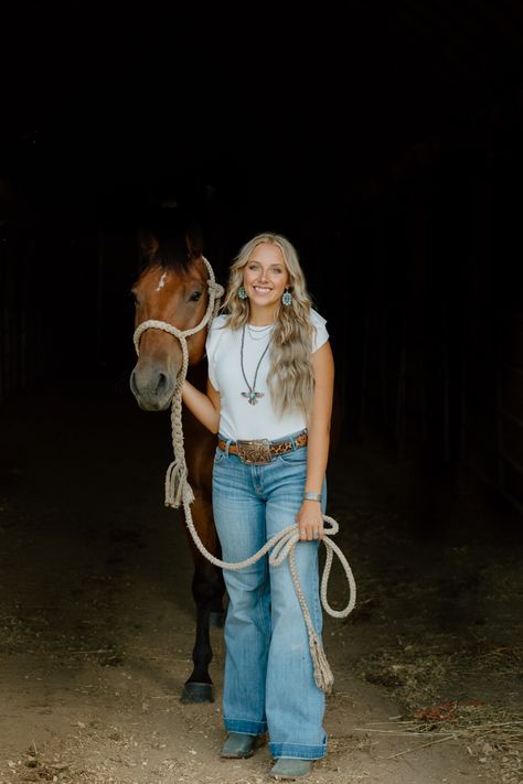 Graduation Western Outfit Ideas, Senior Ffa Pictures, Western Senior Picture Ideas Horses, Western Pictures Ideas, Western Photoshoot Ideas Cowgirl, Western Graduation Pictures, Livestock Senior Pictures, Rodeo Photoshoot, Western Senior Picture Ideas