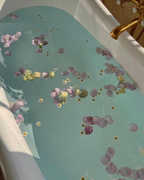 Bathtub Flowers Aesthetic, Aesthetic Baths, Flowers In Bathtub, Bathtub Flowers, Flower Bathtub, Aesthetic Bathtub, Bubble Bath Aesthetic, Bathtub Aesthetic, Aesthetic Pleasing