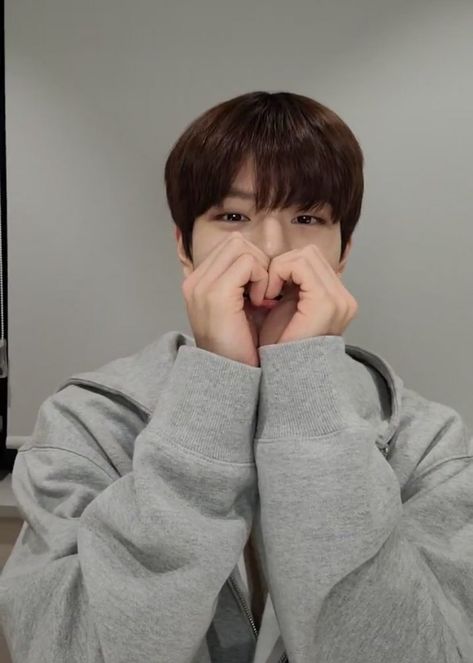 Skz Pics, Seungmin Straykids, Savage Kids, Stray Kids Seungmin, Kids Icon, Kids Wallpaper, Crazy Kids, Lee Min Ho, Kpop Wallpaper