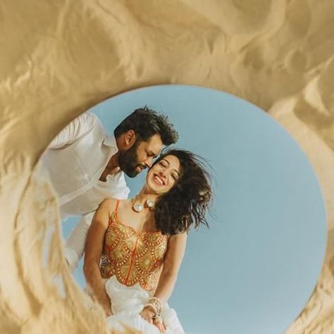 House on the Clouds creates a photography mirage in the desert with mirrors for this pre-wedding shoot! #prewedding #preweddingphoto #photography #photographer #coupleportrait #photoshoot #love #couplegoals #preweddingshoot #weddingsutra Indoor Prewedding, Studio Prewedding, Prop Idea, Pre Wedding Photoshoot Beach, Engagement Pictures Beach, Prenuptial Photoshoot, Mirror Shots, Couples Beach Photography, Night Shoot