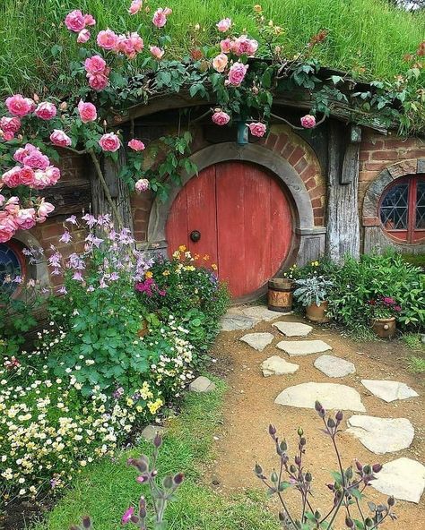 Case Sotterranee, Hobbit Garden, Casa Hobbit, Urban Backyard, Backyard Garden Layout, Stones Garden, Backyard Garden Landscape, Small Backyard Gardens, Hobbit Hole