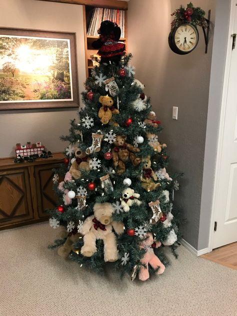 Teddy Bear Themed Christmas Tree, Teddy Christmas Tree, Christmas Tree With Teddy Bears, Stuffed Animal Christmas Tree, Christmas Tree With Toys, Teddy Bear Christmas Tree, Small Christmas Trees Decorated, Teddy Christmas, Adorable Stuffed Animals