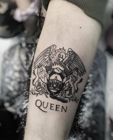 Titanium Tattoo-Piercing-Cloth on Instagram: “🔝Logo de Queen para @melpereyra00 y primer Tattoo de  @wanzor_art en Titanium!! si te interesa su trabajo seguilo en su instagram…” Freddie Mercury Tattoo, Musician Tattoo, Tattoo Band, Band Tattoo Designs, Queen Tattoo, Tattoo Font, People Happy, Music Tattoos, Band Tattoo