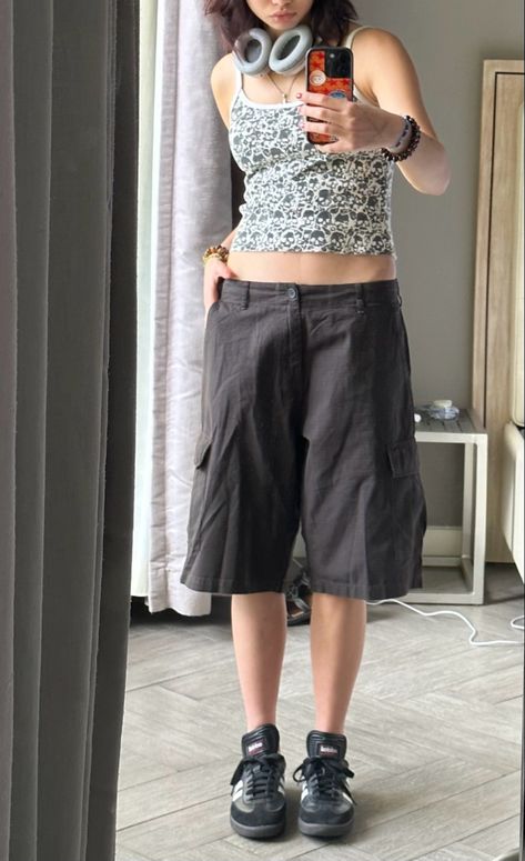 Cargo Shorts Outfits Women, Sweat Shorts Outfit, Long Cargo Shorts, Cargo Shorts Outfit, White Crop Sweater, Super Casual Outfits, Cool Girl Outfit, Shorts Outfit Ideas, Cargo Fit