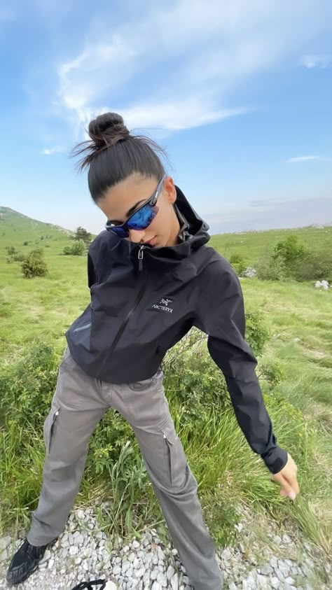 Joshua Tree Hike Outfit, Hike Outfit Winter, Gorpcore Woman, Gorp Core Aesthetic, Arcteryx Outfit, Aesthetic Hiking Outfit, Arcteryx Jacket, Cute Hiking Outfit, Gorp Core