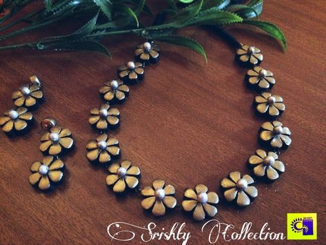 Necklace and earrings set of floral design. Terracotta Jewellery Designs Handmade, Terracotta Jewellery Making, Bamboo Jewelry, Terracotta Jewellery Designs, Business Vision, Terracotta Earrings, Rangoli Side Designs, Terracotta Jewellery, Diy Clay Crafts