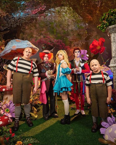 #MiguelTanfelix #YsabelOrtega #MattLozano #RadsonFlores #RaphaelLandicho Alice In Wonderland Characters Costumes, Cosplay Alice In Wonderland, Work Costumes, Alice In Wonderland Play, Wonderland Halloween, Best Celebrity Halloween Costumes, Alice Cosplay, Alice In Wonderland Characters, Celebrity Halloween