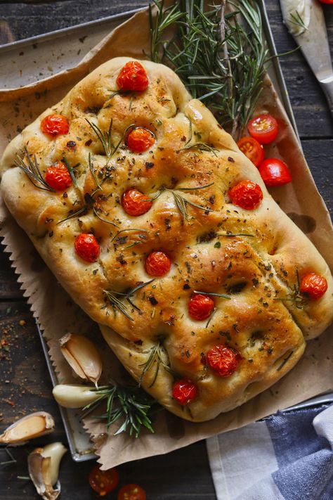 Rosemary Garlic Bread, Foccacia Recipe, Foccacia Bread, Pudding Chia, Rosemary Focaccia, Focaccia Bread Recipe, Pizza Roll, Plats Healthy, Focaccia Recipe