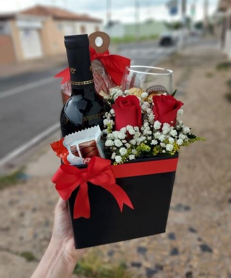 Patron Gift Ideas, Wine And Flowers Gift, Wine Gift Box Ideas, Wine Presentation, Housewarming Gift Baskets, Best Gift Baskets, Diy Best Friend Gifts, Flower Box Gift, Wine Baskets