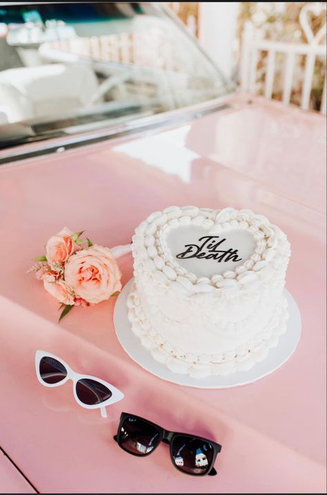 Vegas Wedding Cake Ideas, Little White Chapel Vegas Wedding, 50s Wedding Aesthetic, Little White Wedding Chapel Las Vegas, Vegas Wedding Photoshoot, Vegas Wedding Flowers, Las Vegas Wedding Cake, Vegas Wedding Cake, Little White Chapel Vegas