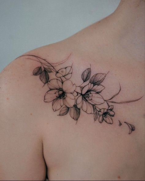 Back Tattoo Women Upper Shoulder, Back Tattoo Women Upper, Chest Tattoo Female Upper, Rose Chest Tattoo, Front Shoulder Tattoos, Clavicle Tattoo, Floral Tattoo Shoulder, Simple Tattoos For Women, Small Chest Tattoos