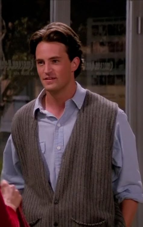 Season 1 Chandler, Chandler Bing Outfits, Friends Season 1, Show Outfits, Carnaval Outfit, Chandler Friends, Monica And Chandler, 90s Fashion Men, 90s Fits