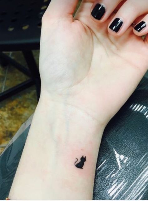 Cat Tattoo Wrist, Doodle Tattoos, Cat Paw Tattoos, Moto Tattoo, Black Cat Tattoo, Sister Tattoo Ideas, Cute Tattoo Ideas, Black Cat Tattoos, Tattoo Wrist