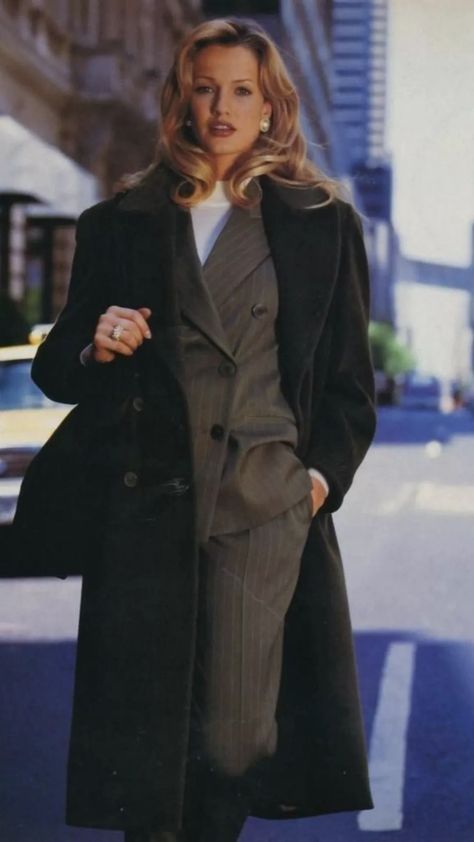 Karen Mulder Photoshoot, Yuppie Fashion, 80s Fits, 1990s Runway, Winter Glamour, Women Lawyer, Woman In Suit, Lawyer Fashion, Lawyer Outfit