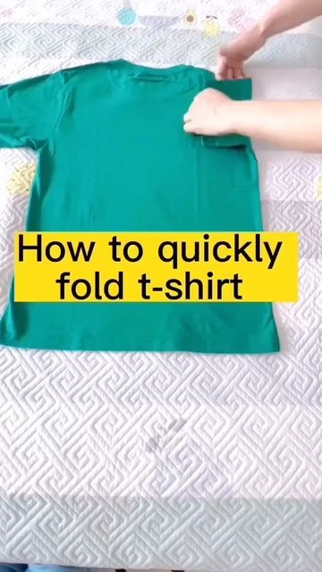 Tshirts Folding Hacks, How To Fold T Shirts For Drawers, How To Fold Tee Shirts, Folding Tshirts Hack Video, Folding Big Blankets, Ways To Fold Clothes To Save Space, T Shirt Folding Hack, How To Fold Tshirts, Folding T Shirts