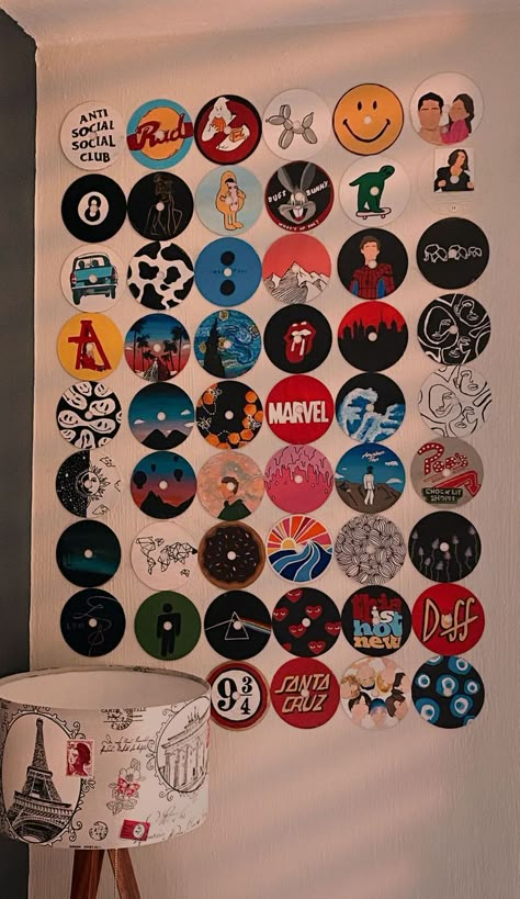 Dvd Disc Wall Decor, Disc Drawing Ideas, Vinyl Aesthetic Drawing, Aesthetic Cds On Wall, What To Draw On Cds, Dvd Wall Decor, Dvd Disc Art, Ideas To Paint On Cds, Painting Of Records On Canvas