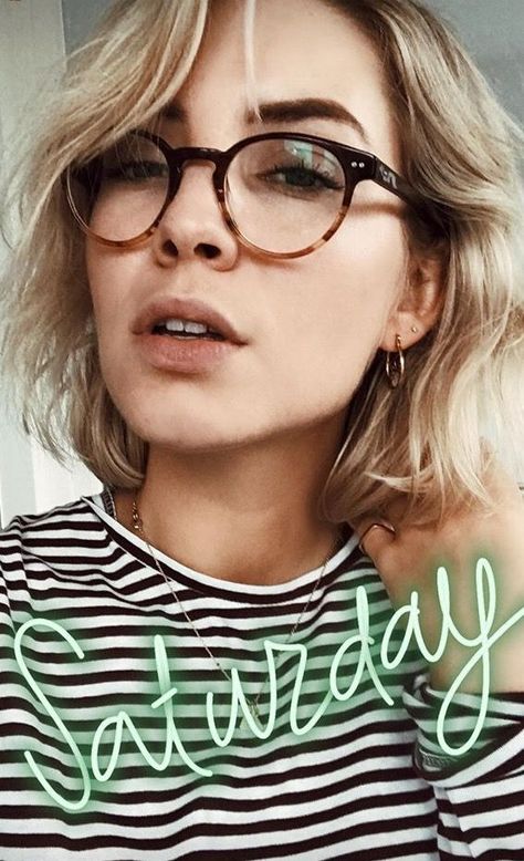 French Women With Glasses, Boho Glasses Eyeglasses, Boho Eyeglasses, Stylish Glasses For Women, Boho Glasses, Glasses For Oval Faces, Glasses Outfit, Glasses Frames Trendy, Glasses Inspiration